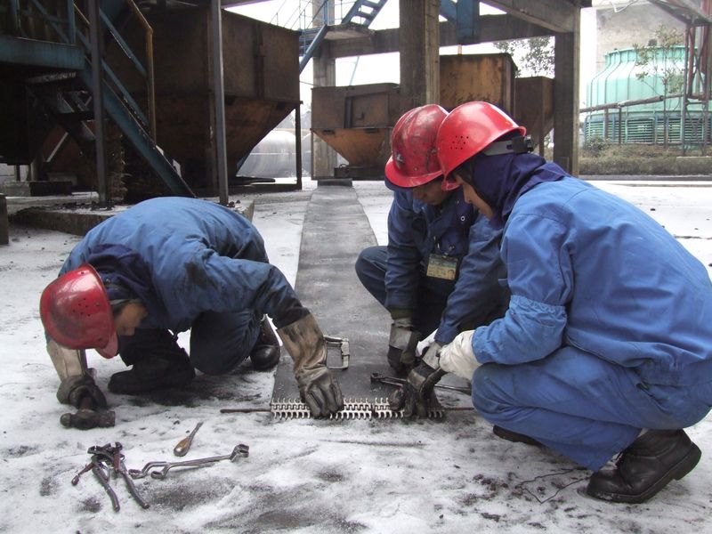 10日檢修人員正在雪地里裝配待修皮帶卡具。