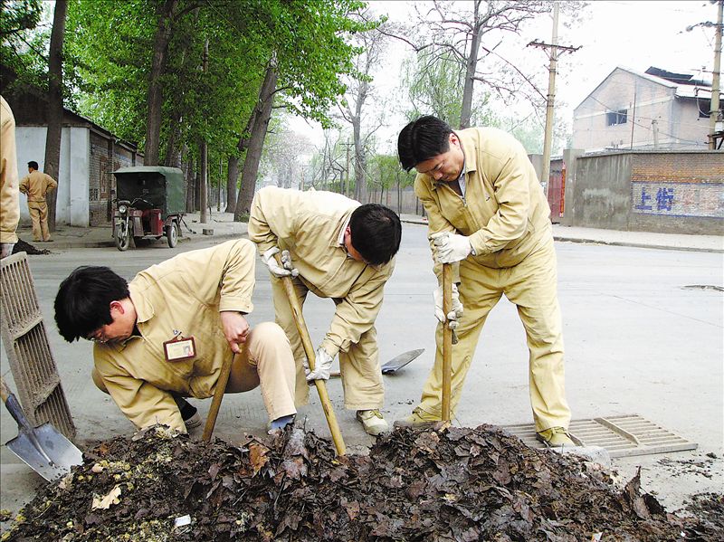 在主汛期即將到來(lái)之際，中鋁河南分公司運(yùn)輸部黨委積極組織6個(gè)黨支部100余名黨員、員工，義務(wù)對(duì)企業(yè)所在地及廠區(qū)內(nèi)155個(gè)下水道進(jìn)行了清理。廣大員工不怕臟、不怕累，克服車流量大、下水道淤積嚴(yán)重、異味嗆人等困難，疏通了下水道，保證了汛期道路排水暢通，極大地方便了附近居民和員工的出行，受到過(guò)往行人的一致稱贊。圖為員工在清理下水道。