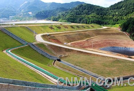 圖九：紫金山溶液池系統(tǒng)外邊坡（綠化及管溝、水路、電纜橋架建設(shè)）