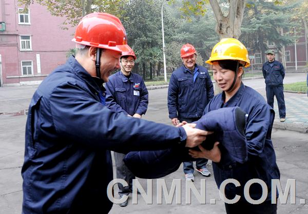 “‘暖心棉背心’真暖心！” 近日，當(dāng)中鋁洛陽(yáng)銅業(yè)有限公司銅板帶廠熱軋車(chē)間生產(chǎn)一線女工劉靜，從總經(jīng)理師青春手中接過(guò)棉背心時(shí)，她發(fā)自?xún)?nèi)心地說(shuō)。初冬時(shí)節(jié)，寒風(fēng)襲人。該公司黨政領(lǐng)導(dǎo)心系生產(chǎn)一線員工冷暖。為了激發(fā)職工“奮戰(zhàn)一百天，實(shí)現(xiàn)年目標(biāo)”的干勁，形成合力控虧脫困的正能量，公司領(lǐng)導(dǎo)在企業(yè)資金緊張的情況下，啟動(dòng)了“暖心工程”。