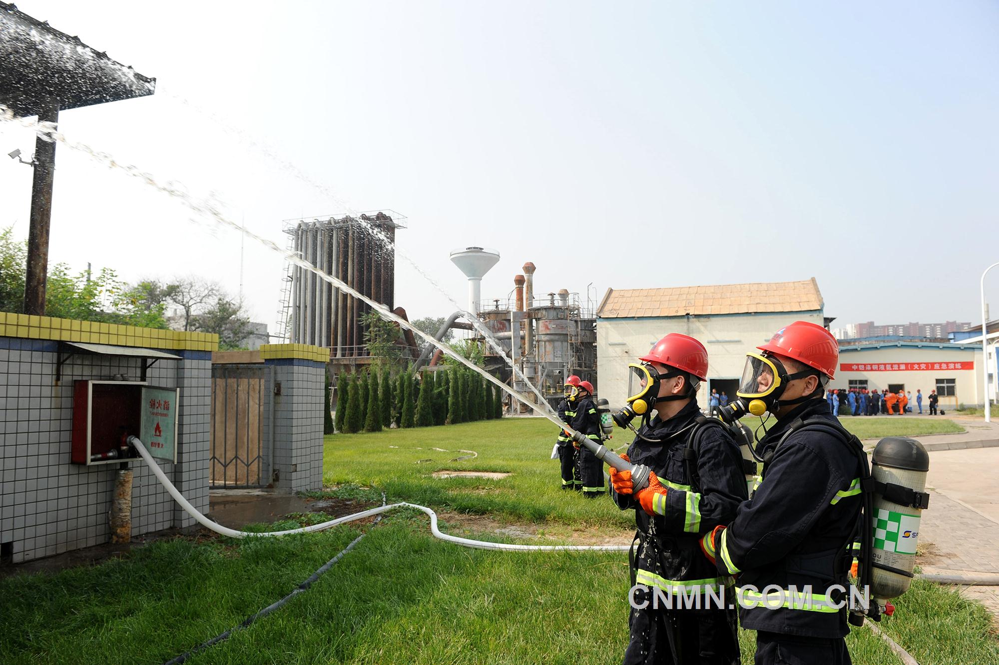 圖為消防人員在向液氨泄漏罐噴灑消防水。汪恒玉攝