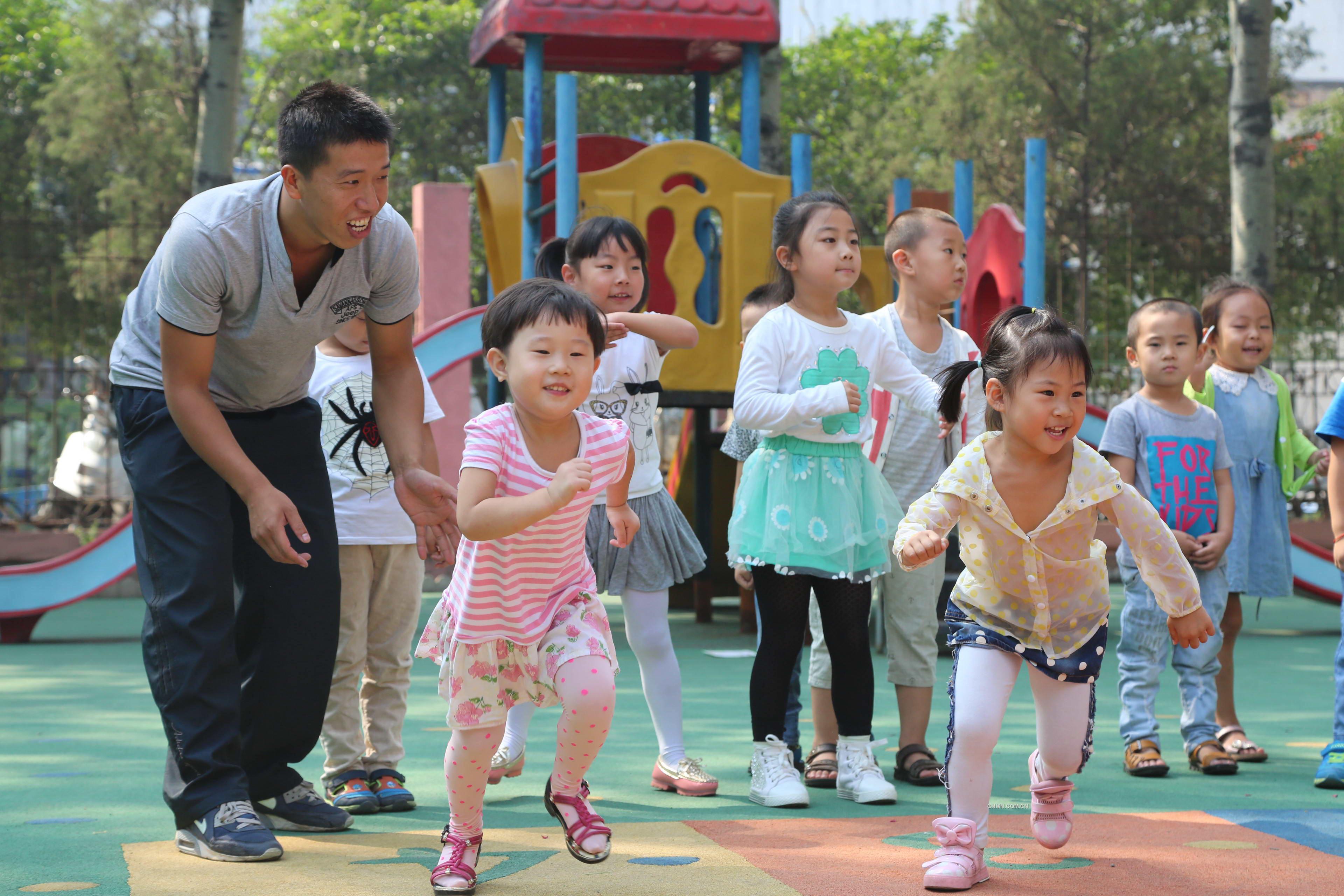 又是一年教師節(jié)，即將到來的教師節(jié)將是原濤作為男幼兒教師度過的第三個教師節(jié)。談及這兩年的幼教經(jīng)歷，原濤介紹道，從最初的親朋好友的不理解，到現(xiàn)在大家的支持，而且小朋友們和他相處的已經(jīng)無話不說了。