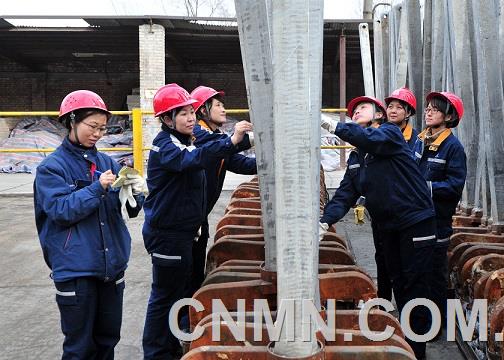 (右下)圖為中國(guó)鋁業(yè)連城分公司質(zhì)量檢驗(yàn)中心檢查區(qū)域炭素檢查班女員工在檢查陽(yáng)極導(dǎo)桿（楊杰 韓莉 攝）