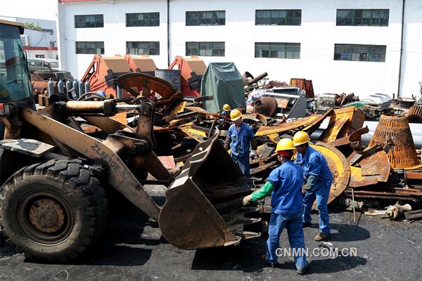 安慶銅礦正在對廢舊物資進(jìn)行清理 楊勤華 攝_副本