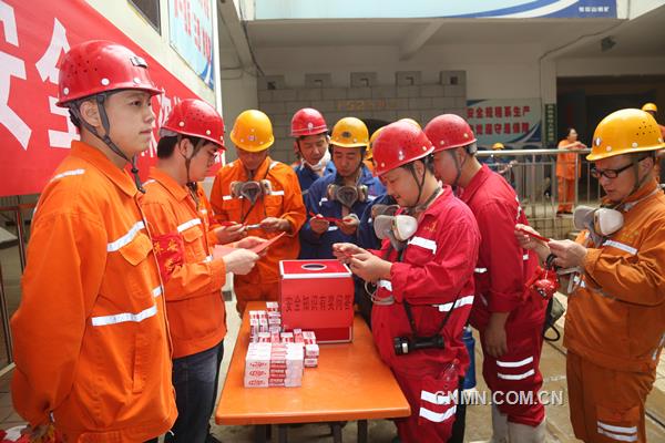 安徽銅陵有色冬瓜山銅礦始終把抓安全工作放在首位，在每年“安全月”活動(dòng)期間，通過開展 “安全知識(shí)答題”、“安全漫畫展”、“安全演講”等形式多樣的宣傳教育活動(dòng)，不斷增強(qiáng)職工安全意識(shí)。6月8日，該礦在正52米井口開展的安全知識(shí)有獎(jiǎng)答題活動(dòng)，吸引了上下井的一線職工踴躍參與，積極回答各類有關(guān)安全生產(chǎn)的問題，在寓教于樂中接受安全知識(shí)教育，感受安全生產(chǎn)的重要性。圖為井口安全知識(shí)答題場(chǎng)景。