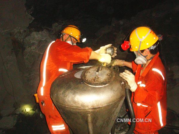 截至8月22日，銅陵有色冬瓜山銅礦冬瓜山礦段粒狀裝藥使用量突破400噸，完成孔徑76毫米中孔采礦90萬噸。圖為兩名爆破工在冬瓜山銅礦井下負800米42線6號采場檢查裝藥器的壓力表，保證當(dāng)天4.08噸炸藥安全輸送到采場頂板上的鉆孔內(nèi)。