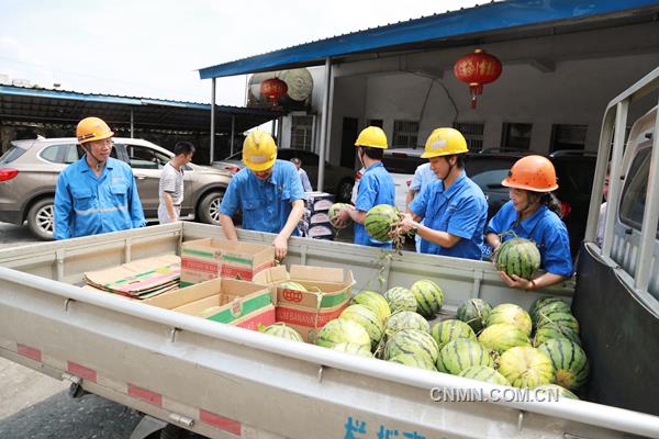 7月5日下午，高溫炎熱，銅陵有色集團公司安慶銅礦行政主要負責人任興發(fā)、副礦長胡正才等帶著新鮮的西瓜、礦泉水等飲料，來到正在更換副井首繩的該礦機運工區(qū)野外作業(yè)一線慰問職工。