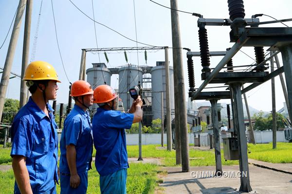 7月25日上午，正是高溫天氣，銅陵有色金屬（集團）公司安慶銅礦電氣維護人員正在用紅外線測溫儀對供配電設(shè)施進行溫度檢測，確保安全供電。據(jù)了解，連續(xù)高溫天氣以來，安慶銅礦采用通風、物理降溫、定時點檢、加強維護保養(yǎng)等多種舉措，確保設(shè)備運行正常，保證了安全生產(chǎn)。