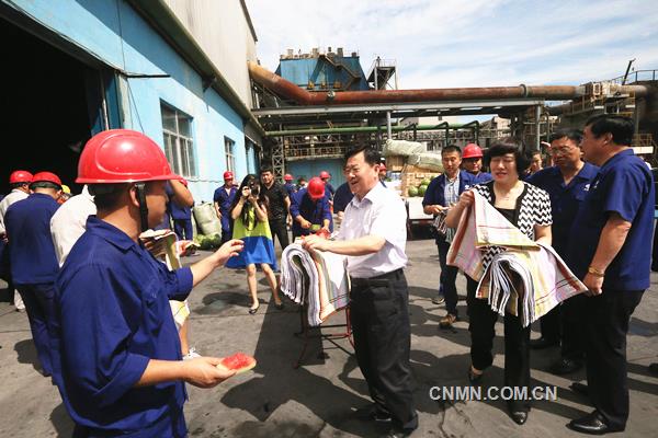 7月28日，葫蘆島市委常委、秘書長、市總工會主席張海平在市總工會常務(wù)副主席吉銀霞的陪同下來葫蘆島有色金屬集團(tuán)有限公司，為一線員工送清涼、鼓干勁。