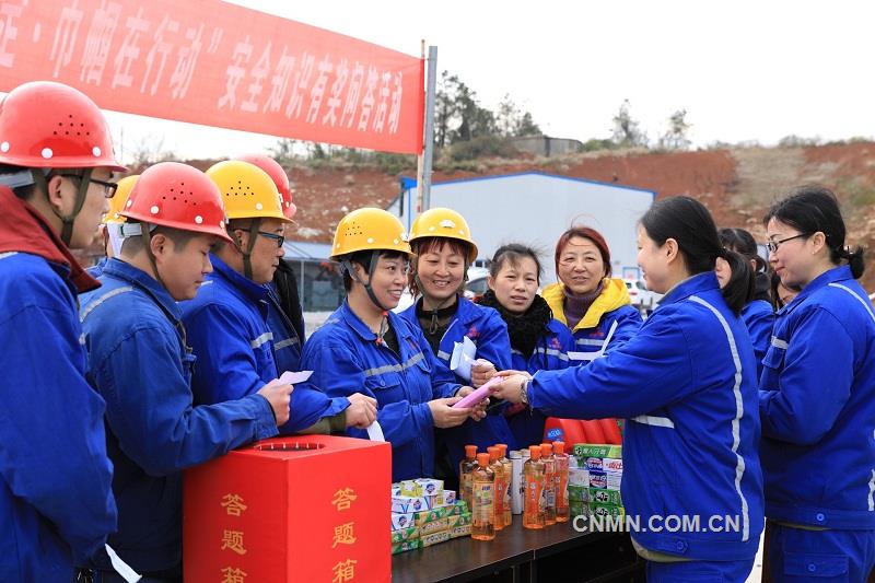 3月8日，銅陵有色銅冠礦建公司工會女工委在項目施工現(xiàn)場開展了以“安全保穩(wěn)定 巾幗在行動”為主題的安全知識有獎問答活動?；顒硬扇‰S機抽題的方式，針對安全基本知識、崗位操作規(guī)程、事故應急處理等進行有獎問答，并當場向回答正確的職工發(fā)放紀念品。活動現(xiàn)場氣氛熱烈，職工們積極踴躍參與活動，進一步營造出“生命至高無上 安全人人有責”的安全文化氛圍。據(jù)了解，公司將女工活動與安全生產(chǎn)并駕齊驅(qū)、相融互補的舉措，已連續(xù)開展3年，贏得了職工們的交口稱贊。