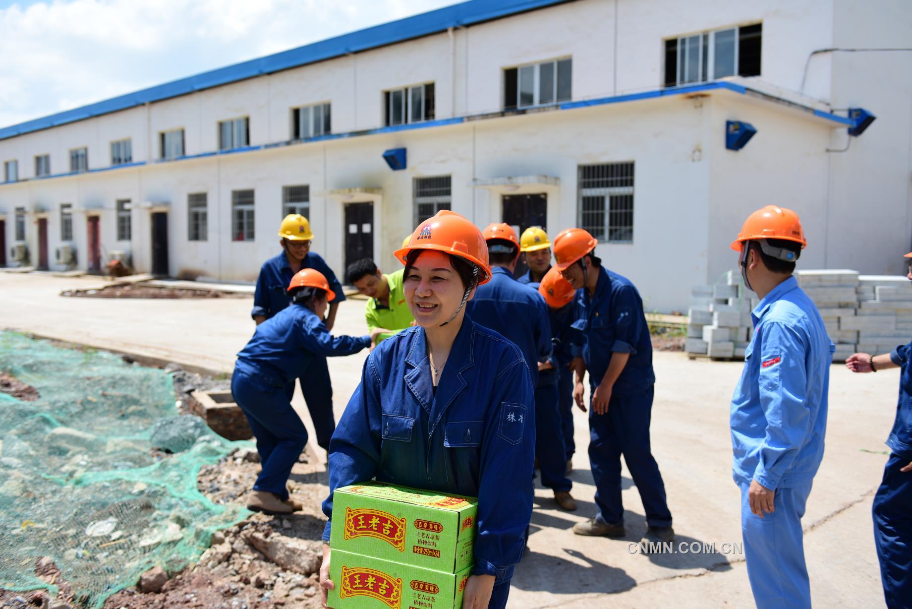 日前，在新生產(chǎn)基地，株洲冶煉集團(tuán)股份有限公司2019年度首次高溫送清涼行動(dòng)拉開(kāi)序幕。