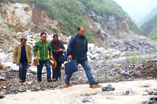 頭條 跋山涉水只為貧困戶早日脫貧。尹永權(quán) 攝_副本