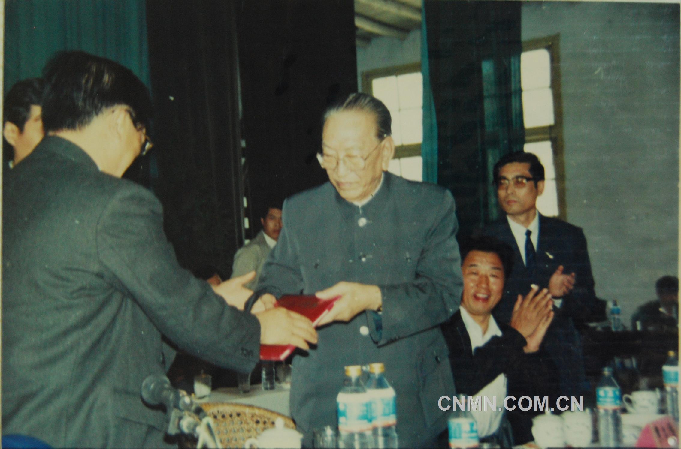 1991年10月，耿飚回到闊別65年的水口山，欣然接受“水口山功勛礦工”榮譽稱號。