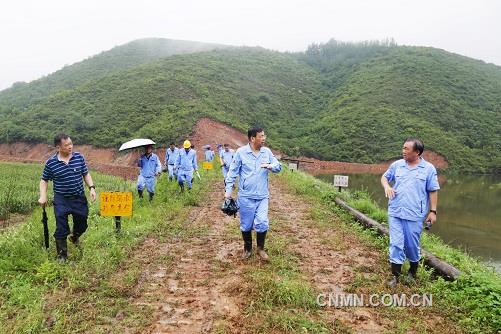 第三張：萬基控股集團(tuán)董事長李躍民（左二）檢查萬基發(fā)電公司山口灰?guī)斓虊渭庸糖闆r